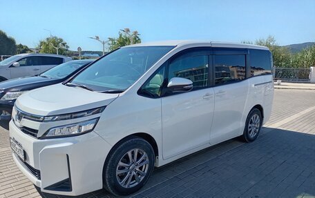 Toyota Voxy III, 2018 год, 2 650 000 рублей, 3 фотография