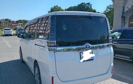 Toyota Voxy III, 2018 год, 2 650 000 рублей, 14 фотография