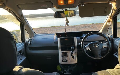 Toyota Voxy II, 2008 год, 1 300 000 рублей, 3 фотография