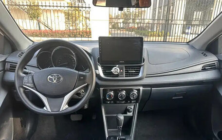 Toyota Yaris XP150 рестайлинг, 2022 год, 1 015 000 рублей, 8 фотография