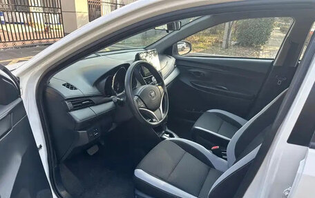 Toyota Yaris XP150 рестайлинг, 2022 год, 1 015 000 рублей, 7 фотография
