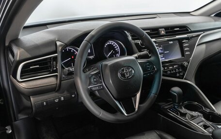 Toyota Camry, 2020 год, 2 400 000 рублей, 5 фотография