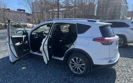 Toyota RAV4, 2017 год, 2 850 000 рублей, 6 фотография