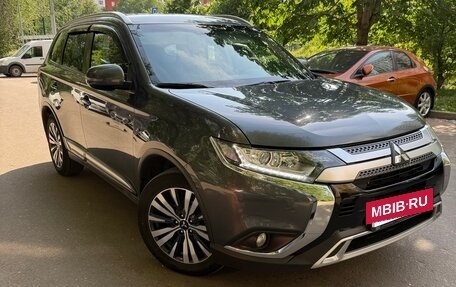 Mitsubishi Outlander III рестайлинг 3, 2021 год, 2 650 000 рублей, 3 фотография