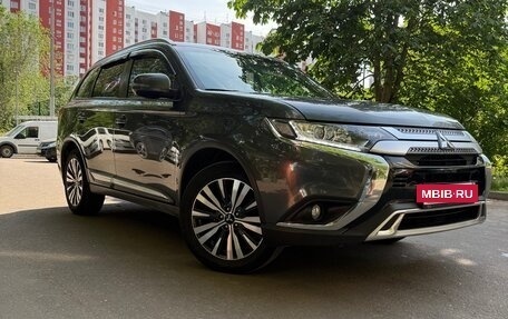 Mitsubishi Outlander III рестайлинг 3, 2021 год, 2 650 000 рублей, 2 фотография