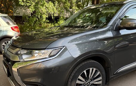 Mitsubishi Outlander III рестайлинг 3, 2021 год, 2 650 000 рублей, 4 фотография