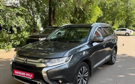 Mitsubishi Outlander III рестайлинг 3, 2021 год, 2 650 000 рублей, 5 фотография