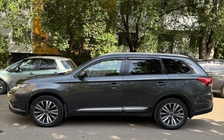 Mitsubishi Outlander III рестайлинг 3, 2021 год, 2 650 000 рублей, 6 фотография