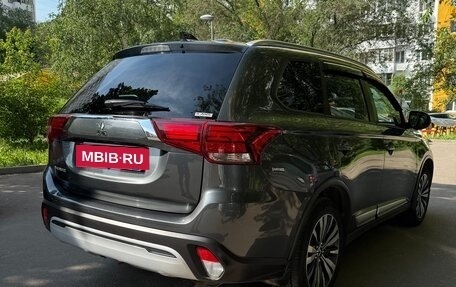 Mitsubishi Outlander III рестайлинг 3, 2021 год, 2 650 000 рублей, 10 фотография