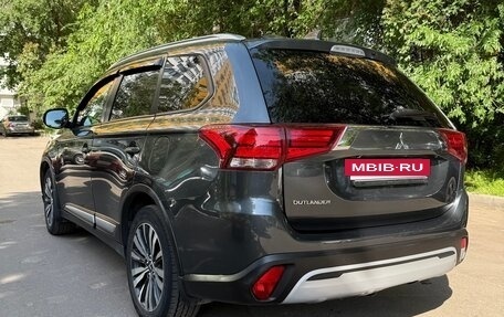 Mitsubishi Outlander III рестайлинг 3, 2021 год, 2 650 000 рублей, 9 фотография