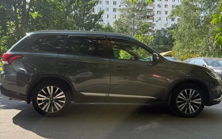 Mitsubishi Outlander III рестайлинг 3, 2021 год, 2 650 000 рублей, 12 фотография