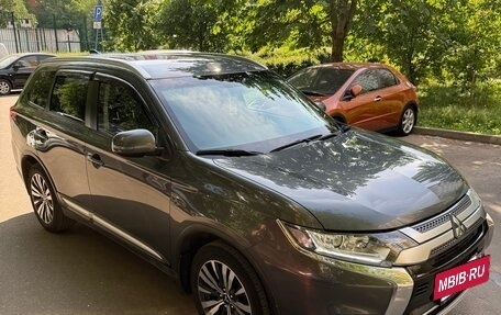 Mitsubishi Outlander III рестайлинг 3, 2021 год, 2 650 000 рублей, 15 фотография