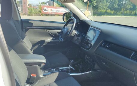 Mitsubishi Outlander III рестайлинг 3, 2019 год, 2 100 000 рублей, 9 фотография