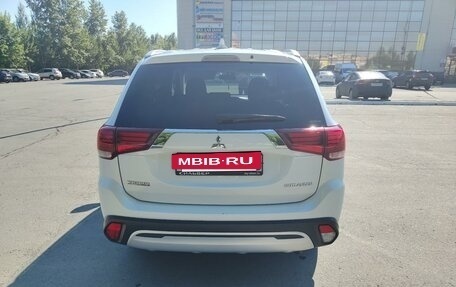Mitsubishi Outlander III рестайлинг 3, 2019 год, 2 100 000 рублей, 4 фотография