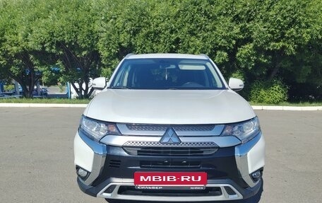Mitsubishi Outlander III рестайлинг 3, 2019 год, 2 100 000 рублей, 12 фотография