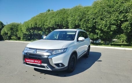 Mitsubishi Outlander III рестайлинг 3, 2019 год, 2 100 000 рублей, 2 фотография