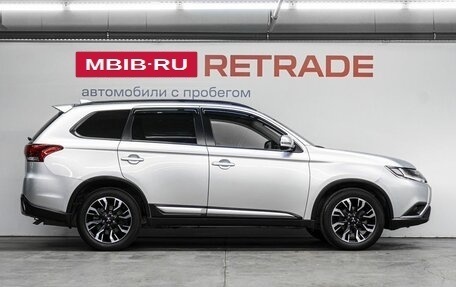 Mitsubishi Outlander III рестайлинг 3, 2022 год, 2 690 000 рублей, 5 фотография