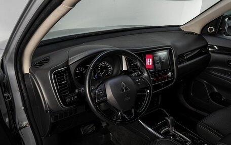 Mitsubishi Outlander III рестайлинг 3, 2022 год, 2 690 000 рублей, 10 фотография