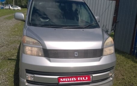 Toyota Voxy II, 2003 год, 720 000 рублей, 1 фотография