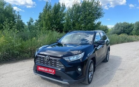 Toyota RAV4, 2020 год, 2 380 000 рублей, 2 фотография