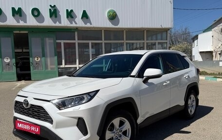 Toyota RAV4, 2020 год, 2 600 000 рублей, 2 фотография