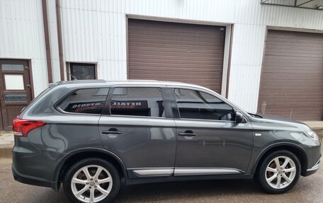 Mitsubishi Outlander III рестайлинг 3, 2016 год, 1 800 000 рублей, 12 фотография