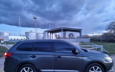 Mitsubishi Outlander III рестайлинг 3, 2016 год, 1 800 000 рублей, 21 фотография