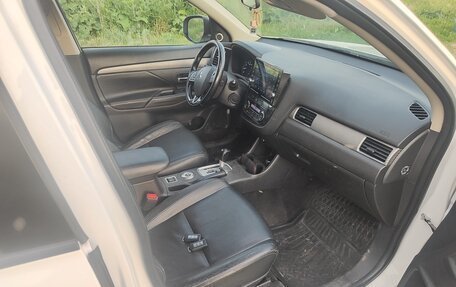Mitsubishi Outlander III рестайлинг 3, 2015 год, 1 520 000 рублей, 7 фотография