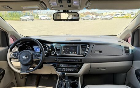 KIA Carnival III, 2015 год, 2 100 000 рублей, 24 фотография