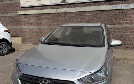 Hyundai Solaris II рестайлинг, 2018 год, 960 000 рублей, 2 фотография