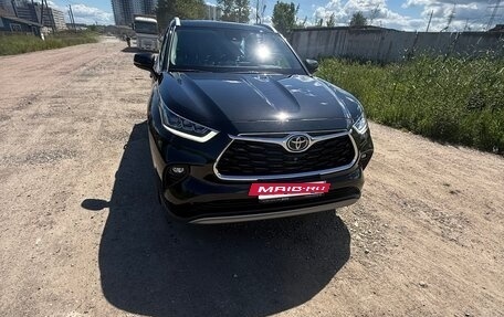 Toyota Highlander, 2023 год, 5 900 000 рублей, 2 фотография