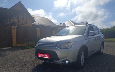 Mitsubishi Outlander III рестайлинг 3, 2014 год, 900 000 рублей, 1 фотография