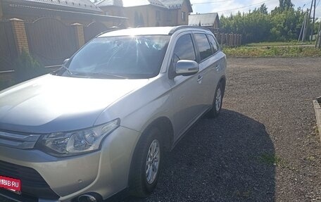 Mitsubishi Outlander III рестайлинг 3, 2014 год, 900 000 рублей, 3 фотография
