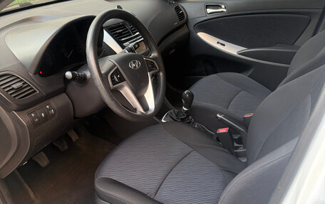 Hyundai Solaris II рестайлинг, 2011 год, 550 000 рублей, 16 фотография