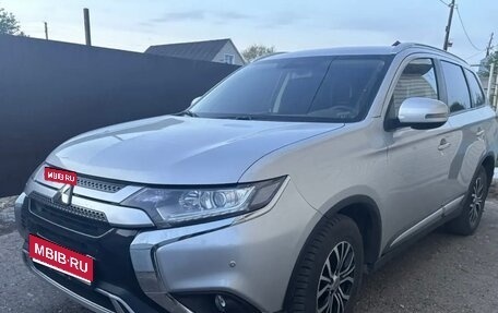 Mitsubishi Outlander III рестайлинг 3, 2020 год, 2 300 000 рублей, 1 фотография