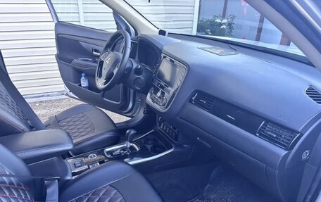 Mitsubishi Outlander III рестайлинг 3, 2020 год, 2 300 000 рублей, 8 фотография