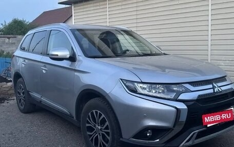 Mitsubishi Outlander III рестайлинг 3, 2020 год, 2 300 000 рублей, 4 фотография