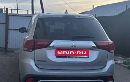 Mitsubishi Outlander III рестайлинг 3, 2020 год, 2 300 000 рублей, 3 фотография