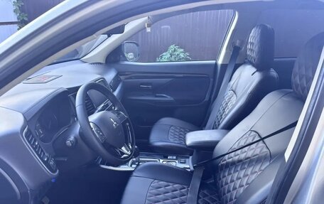 Mitsubishi Outlander III рестайлинг 3, 2020 год, 2 300 000 рублей, 12 фотография