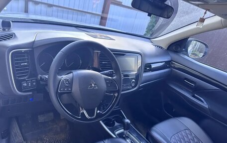 Mitsubishi Outlander III рестайлинг 3, 2020 год, 2 300 000 рублей, 13 фотография