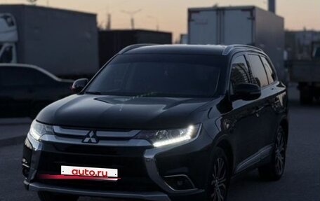 Mitsubishi Outlander III рестайлинг 3, 2018 год, 1 780 000 рублей, 2 фотография