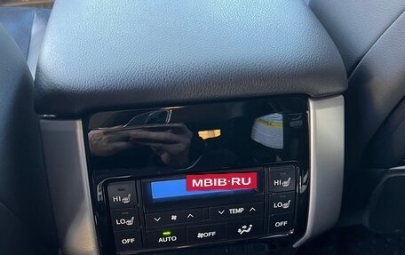 Toyota Land Cruiser Prado 150 рестайлинг 2, 2020 год, 6 800 000 рублей, 10 фотография