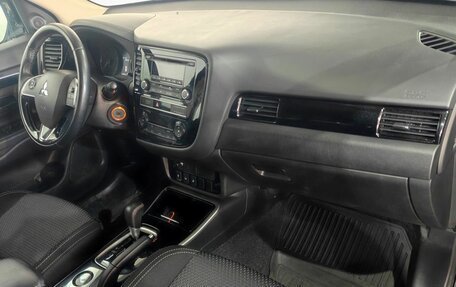 Mitsubishi Outlander III рестайлинг 3, 2021 год, 1 675 000 рублей, 9 фотография
