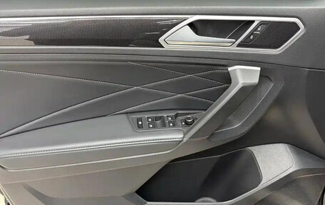 Volkswagen Tiguan II, 2023 год, 2 180 000 рублей, 16 фотография