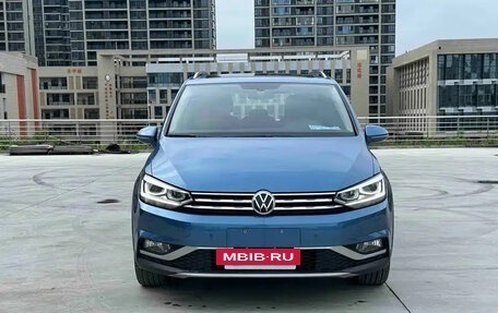 Volkswagen Touran III, 2022 год, 1 570 000 рублей, 2 фотография
