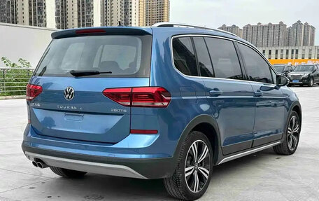 Volkswagen Touran III, 2022 год, 1 570 000 рублей, 6 фотография