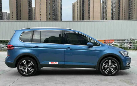 Volkswagen Touran III, 2022 год, 1 570 000 рублей, 8 фотография