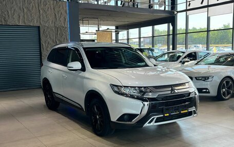 Mitsubishi Outlander III рестайлинг 3, 2018 год, 1 770 000 рублей, 3 фотография