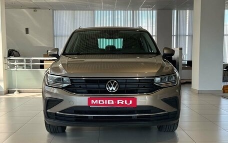 Volkswagen Tiguan II, 2021 год, 2 555 000 рублей, 2 фотография