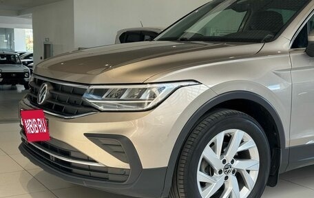 Volkswagen Tiguan II, 2021 год, 2 555 000 рублей, 10 фотография